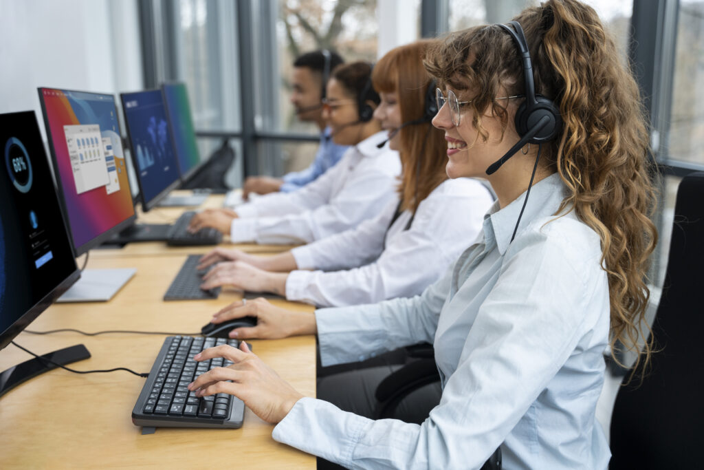 Empleos en call center Guadalajara Whatsapp 3351898123 personas que trabajan en el centro de llamadas